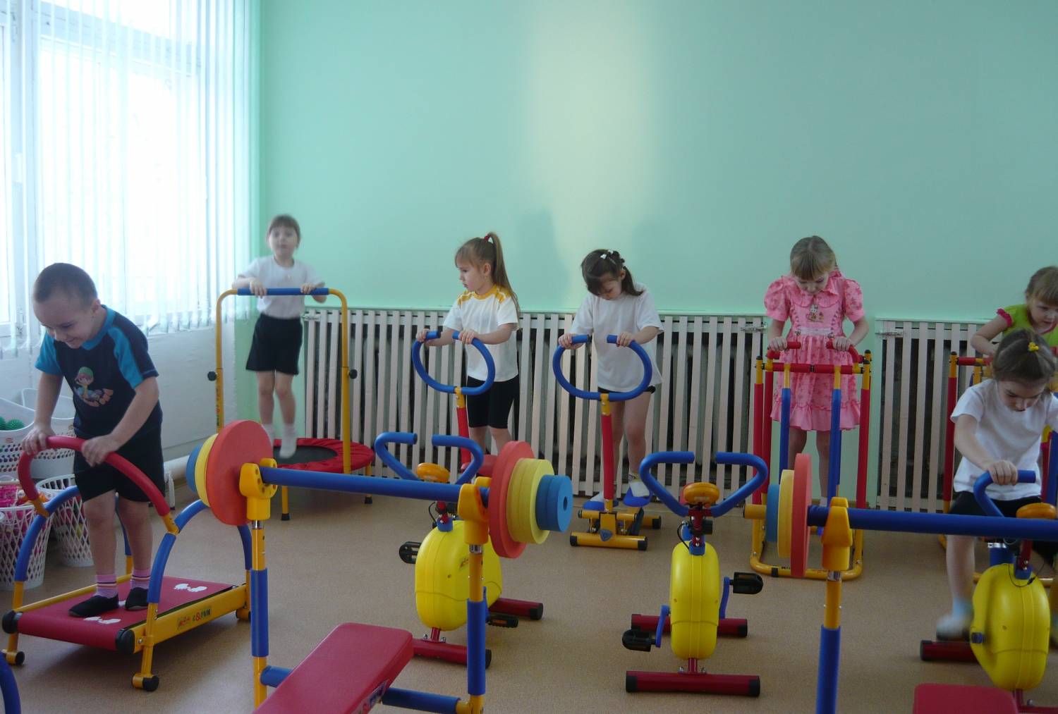 Физкультурное занятие в детском саду фото